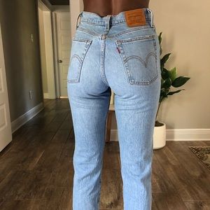 Levi Wedgie Fit - Light Wash